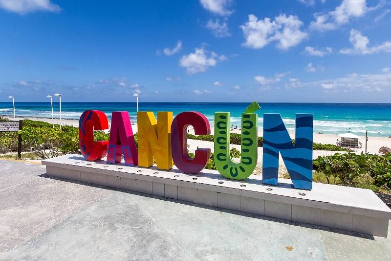 Vista panorámica de Playa Delfines con el mar turquesa de Cancún y cielo despejado.