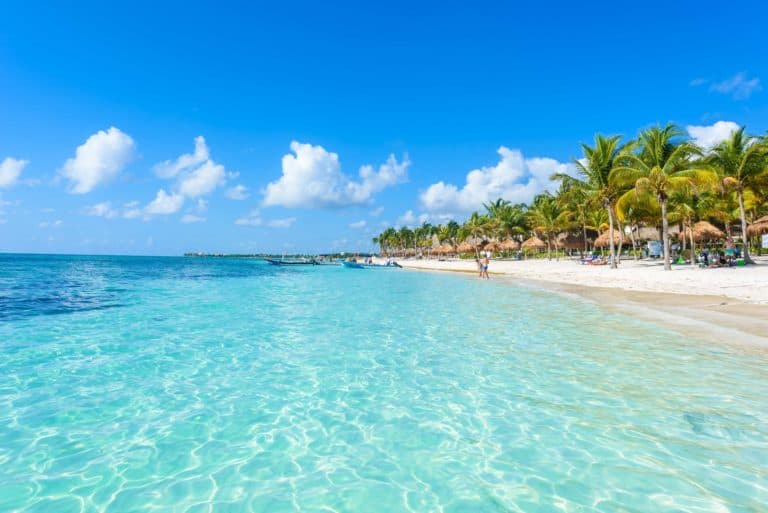 Playa escondida en Cancún con ambiente virgen, sin turistas ni construcciones.